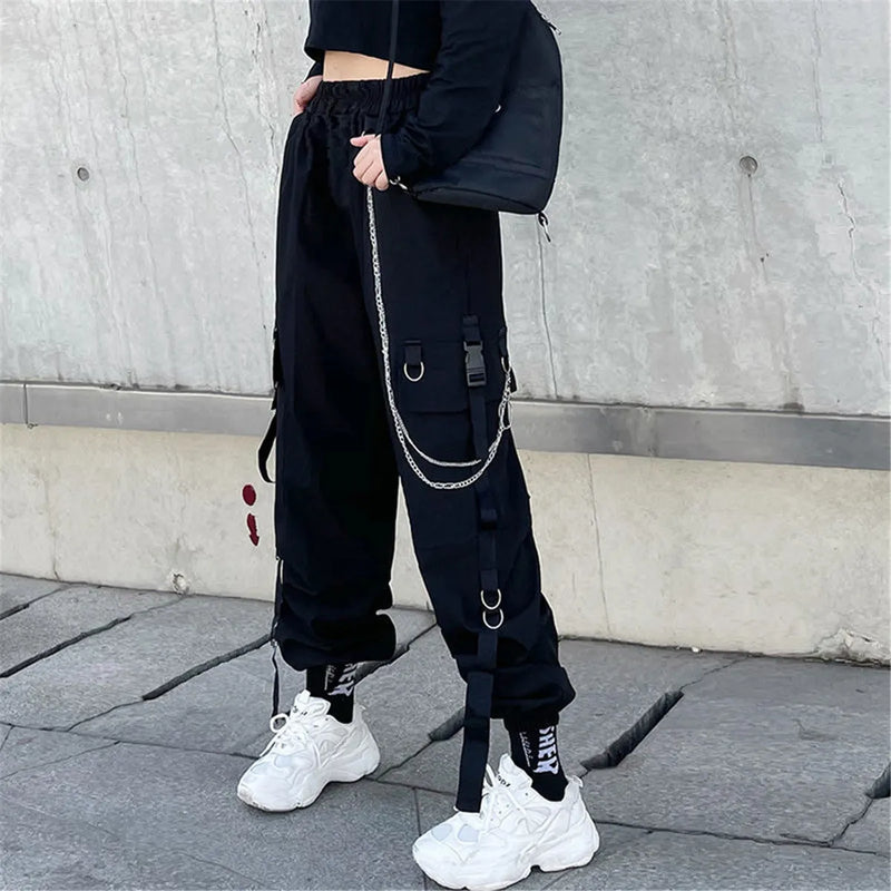 Calça Cargo Jogger com bolsos e correntes